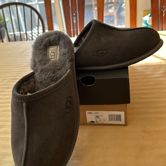 Ugg Men’s Scuff Slippers Grey size 11 New In Box - Picture 3 of 4